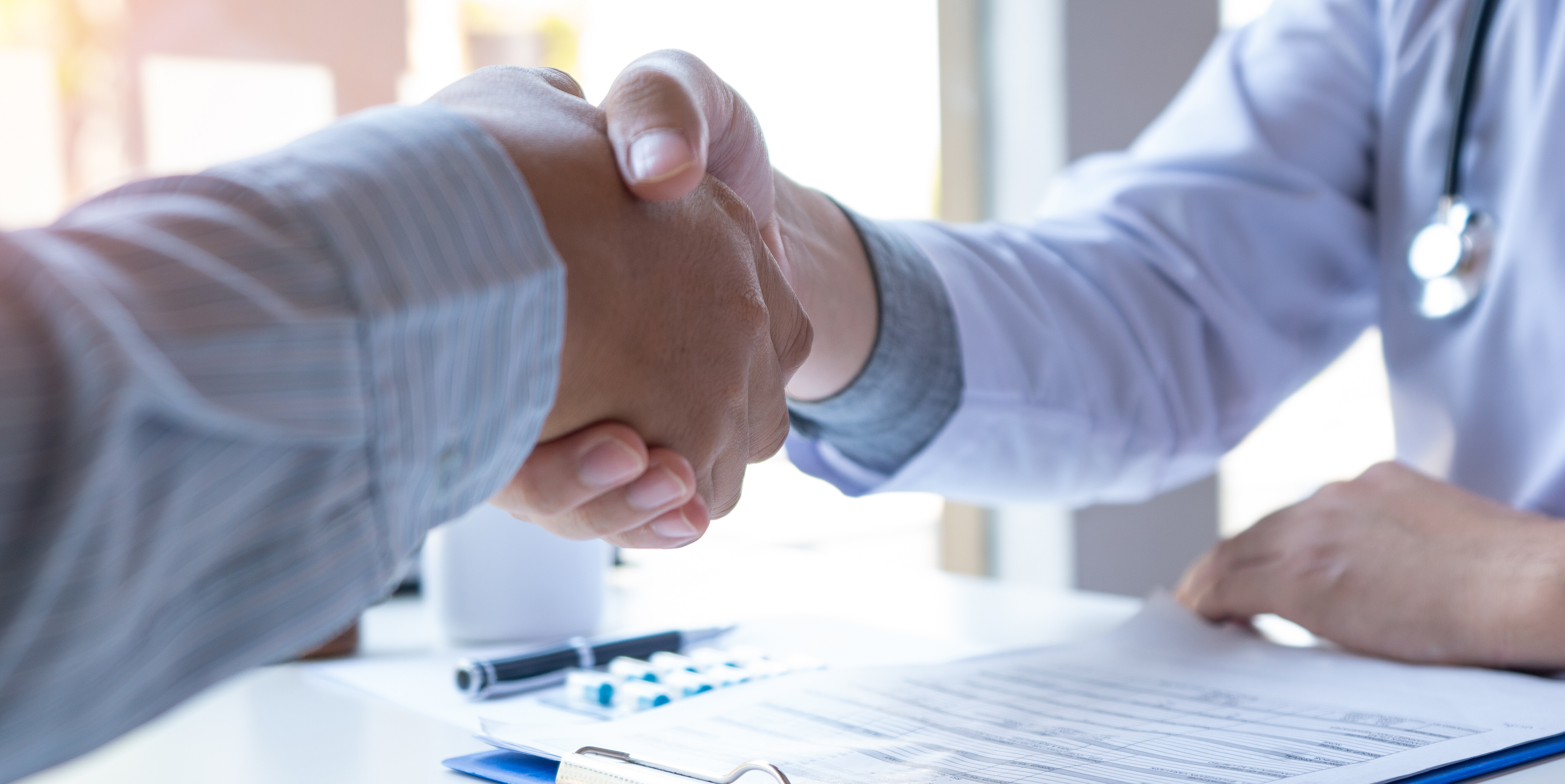 two people shaking hands to represent intersection of employers and healthcare providers